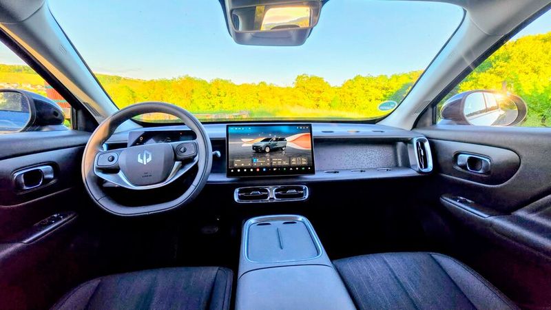 6. Das Innenraumkonzept: Cockpits ohne Tasten und Drehknöpfe sind inzwischen bereits Gang und Gäbe. Der Leapmotor B10 macht da keine Ausnahme. Folglich wirkt der luftige Innenraum aufgeräumt. Bereits in der Basisausstattung namens „Life“ sind erstaunlich viele Komfortfeatures enthalten, darunter eine Klimaautomatik, eine 360-Grad-Kamera oder das Panorama-Glasdach mit elektrischem Sonnenschutz. In der Design-Ausstattung kommen einige weitere Features dazu. Alles in allem ist es beeindruckend, wie viel Komfort man für einen überschaubaren Preis bekommt. (Bild: Mauritz – VCG)