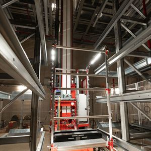 Regalbediengeräte des Typs Performance von Gilgen sind aufgrund ihrer neuartigen Konstruktion sicherer und kompakter.(Bild:  Gilgen Logistics)