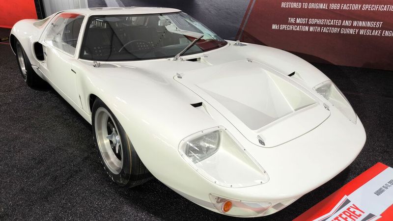 Platz 4 belegte ein Ford GT40 Lightweight von 1969 mit einem Erlös von 7,12 Millionen Euro. Der Rennwagen gewann ab 1966 vier Jahre in Folge das 24-Stunden-Rennen von Le Mans. Benannt ist er nach Gran Turismo, der Bezeichnung für sportliche, leistungsstarke Coupés und seiner Bauhöhe von 40 Zoll (rund 102 cm). (Bild: classic analytics)
