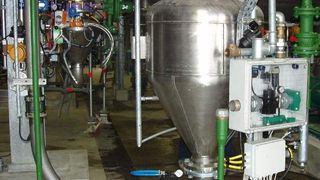 Ammag-Anlage mit 280 Liter Sender-Volumen zur schonenden Förderung eines agglomerierten Fungizids: 2 Wege, 70m bzw. 90m mit 2 t/h  (Bild: Ammag)