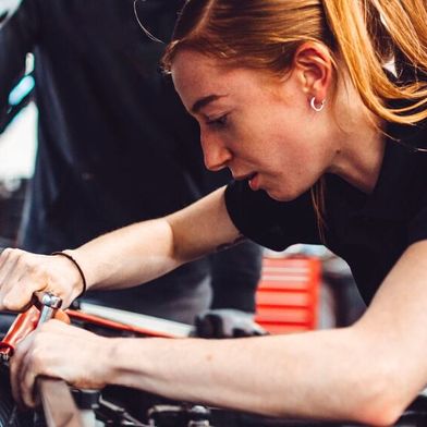 Vor allem im technischen Bereich sind Frauen in den Kfz-Betrieben deutlich in der Minderheit – das bestätigt eine Umfrage von »kfz-betrieb«. (Bild: ProMotor)