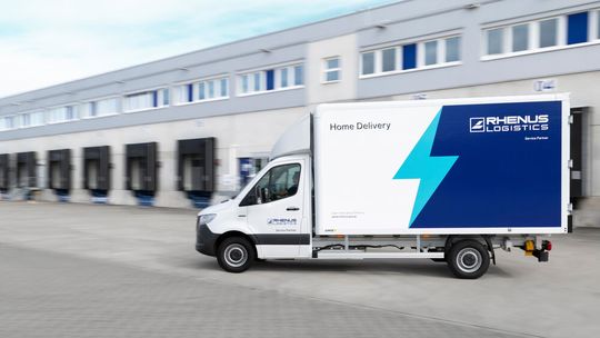 Dieser neue „eSprinter“ von Mercedes-Benz Vans ist bei Rhenus im Rahmen der Home Delivery-Services im Einsatz.(Bild:  Mercedes-Benz)