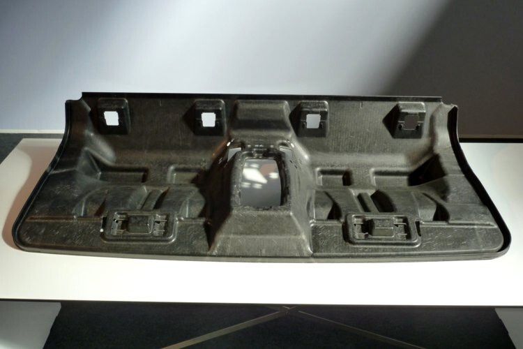 „Carbon“-Fasern ersetzen beispielsweise bei einer Rücksitzbankschale die bisher eingesetzten Glasfasern und reduzieren das Gewicht um ein Viertel auf 1,7 Kilogramm. (Wolfgang Pester / BMW)
