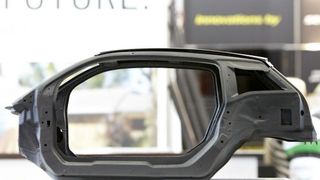 Carbonfaserverstärkte Kunststoffe halten verstärkt Einzug in die Automobilindustrie: Werkzeugmaschinenhersteller müssen sich darauf einstellen, denn ihre Bearbeitung erfordert neue Maschinenkonzepte. (Bild: Messe Stuttgart)