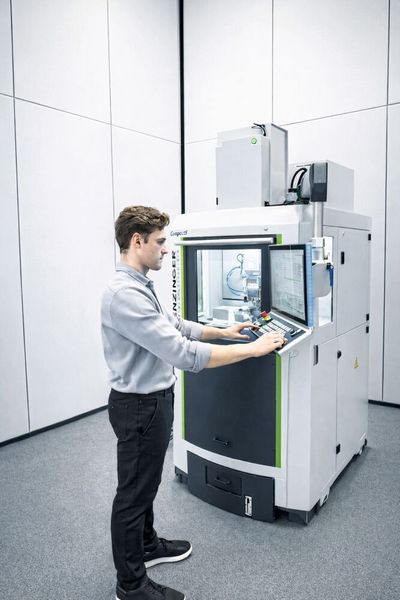 Höchste Integration: Auf nur 1,4 m² Stellfläche vereinen 5-Achs-Bearbeitungszentren «Compact5» von Benzinger industrielle Antriebs- und Führungskomponenten sowie eine vollständige Automation für Werkzeuge und Werkstücke. (Bild: Carl Benzinger GmbH)