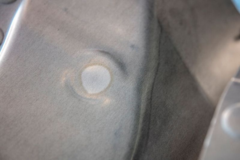 Die für das Bolzenschweißen mit Acerios vorbereitete Stelle an einem Aluminiumteil bei Audi. Wie man am Unterschied zur Umgebung sieht, ist dort alles blank – also frei von Ölen oder anderen Schmierstoffen. (Fronius)