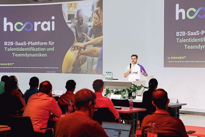 Max Hechler von hoorai präsentierte eine Plattform für interne Talentidentifikation und  Teamdynamik. (Bild: Stefan Bausewein)