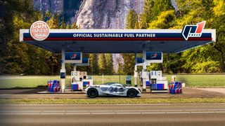 Die Automobil-Lifestyle-Marke und Unterhaltungsgruppe Gumball 3000 ist im Juni eine Partnerschaft mit P1 Fuels eingegangen. Im Bild ein Jaguar XJ220S, betankt mit synthetischem Kraftstoff. (Bild: P1 Fuels)