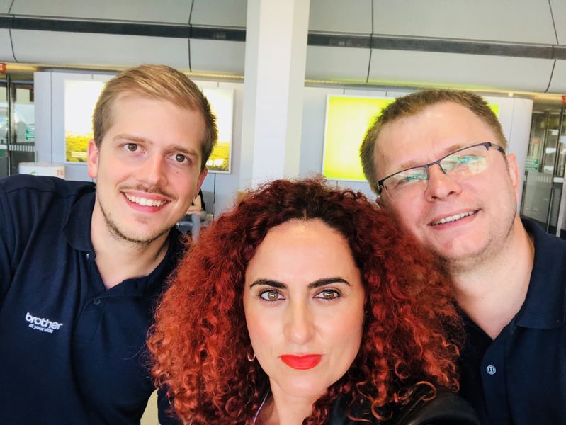 Das 1. Meeting mit Brother gleich am Flughafen absolviert: Besa, IT-BUSINESS, mit Yannick Müller und dem Geburtstagskind Theo Reinerth. (Bild: IT-BUSINESS)