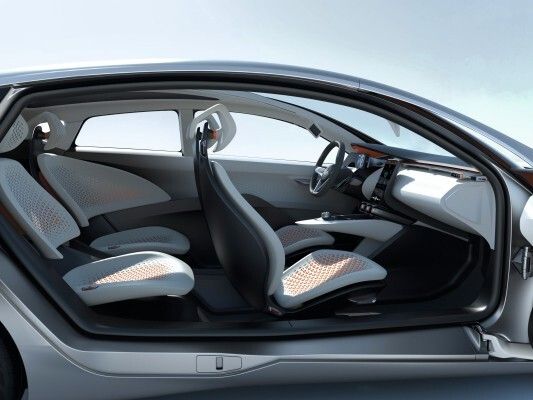 Renault präsentiert in Paris die Studie EOLAB. Das Konzeptfahrzeug kommt dank neuer „Z.E. Hybrid“-Antriebstechnik, intelligentem Leichtbau und ausgefeilter Aerodynamik mit 1,0 l Superbenzin pro 100 km aus. (Bild: Renault)