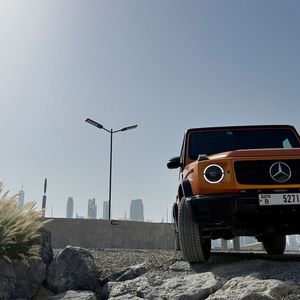 Zwischen Veranstaltungsfläche und Gartenterrasse werden ein paar AMG-Modelle inszeniert, ein paar S-Klassen und natürlich die allgegenwärtige G-Klasse.(Bild:  SP-X/Benjamin Bessinger)