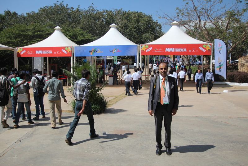 VBM-Indien-Geschäftsführer Paresh Navani ist zu recht stolz auf MMI und die MMI Show Daily zur IMTEX 2013. (Bild: Fouhy)