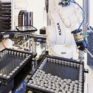 An der Prägestation erfolgt eine automatische Klassifikation der Bauteilqualität. Je nach Qualitätsstufe werden die Teile auf unterschiedlichen Werkstückträgern abgelegt, bevor diese mithilfe des Schunk-Achssystems ins Fertigteillager verbracht werden. 