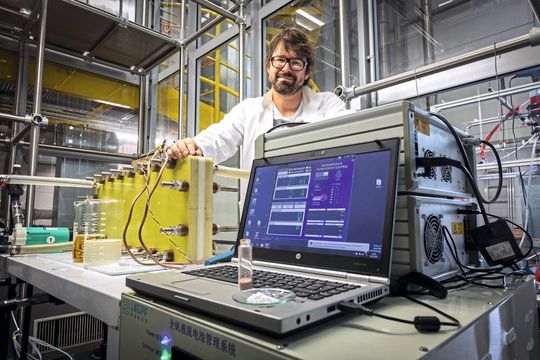 TU Graz-Forscher Stefan Spirk hat einen Weg gefunden, flüssige Elektrolyte in Redox-Flow-Batterien durch Vanillin zu ersetzen. TU Graz-Forscher Stefan Spirk hat einen Weg gefunden, flüssige Elektrolyte in Redox-Flow-Batterien durch Vanillin zu ersetzen.