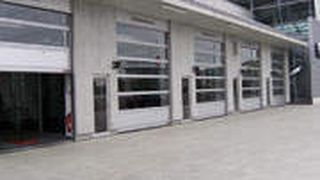 In der Direktannahme bauen die Serviceberater ein persönliches Verhältnis zum Kunden auf. Das steigert die Kundenzufriedenheit und die Loyalität zum Autohaus.  (Foto: Rubbel)