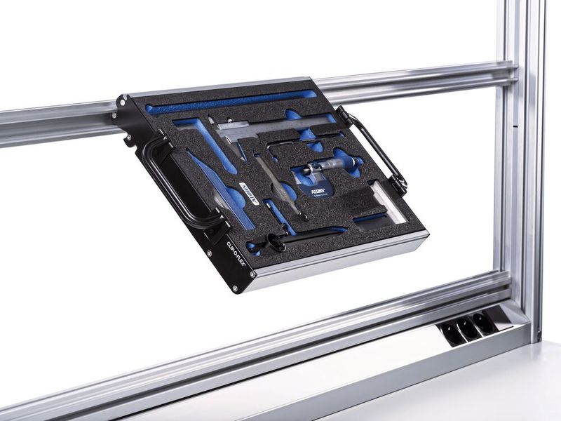 Die Arbeitsplätze von Hahn+Kolb können mit diversen weiteren Systemen und Einzelteilen eingerichtet oder optimiert werden – z. B. mit individuell konfigurierten Hartschaumeinlagen von Opt-i-Store. (Bild: Hahn+Kolb)