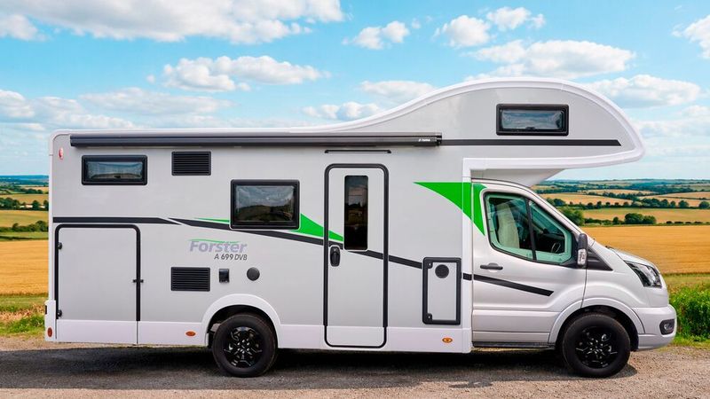 Der Forster-Alkoven A699 DBV mit hellgrau abgesetztem Fahrerhaus und serienmäßigem 130-PS-Diesel basiert auf Ford Transit. (Bild: Forster)