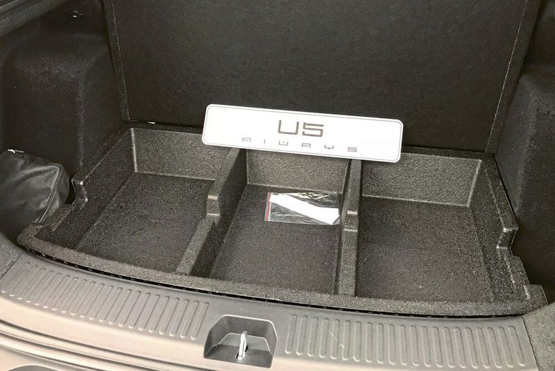 Das Kofferraumvolumen liegt bei 432 Litern, bei umgeklappen Rücksitzen sind es 1.543 Liter. Unterhalb der Ladefläche hat der U5 noch zwei Staumöglichkeiten. Eine Schale für Kleinteile … (Bild: Grimm/»kfz-betrieb«)