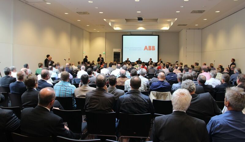 Auch der Podiumsdiskussion mit dem ABB-Management folgten die Teilnehmer mit großem Interesse. (Bild: Ernhofer/PROCESS)