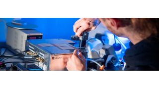 Die ersten Funktionstests des neuen Quantensensors von QANT und Sick waren erfolgreich. Hier prüft ein Mitarbeiter die optischen Signale des Sensors. (Bild: Trumpf)