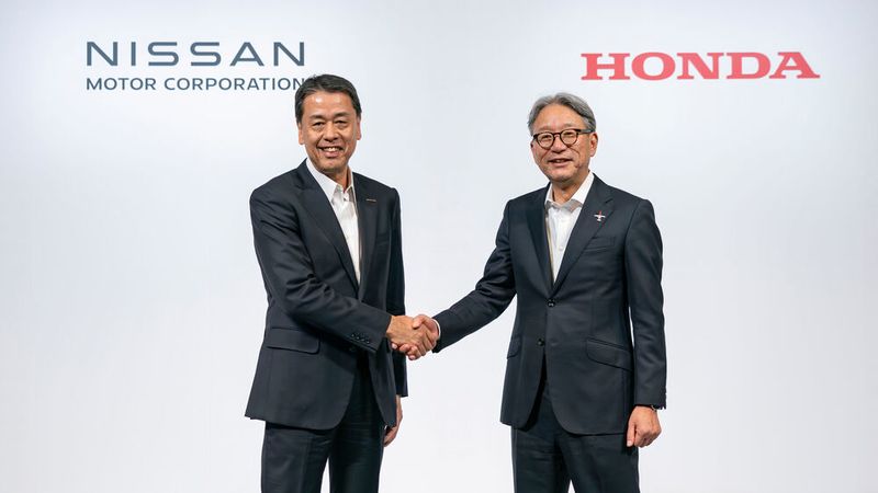 Von links: Makoto Uchida, CEO von Nissan, und Toshihiro Mibe, CEO von Honda, vereinbarten eine umfangreiche Zusammenarbeit.(Bild:  Nissan)