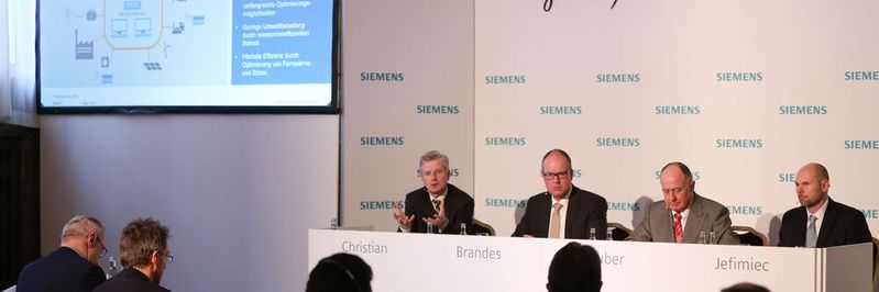 Am Dienstag, den 1. März, fand die Pressekonferenz im Vorfeld der Hannover Messe statt. Das Foto zeigt von links nach rechts: Ralf Christian, CEO der Division Energy Management, Dr. Jürgen Brandes, CEO der Division Process Industries and Drives Division, Anton S. Huber, CEO der Division Digital Factory, und Moderator Peter Jefimiec.(Siemens)