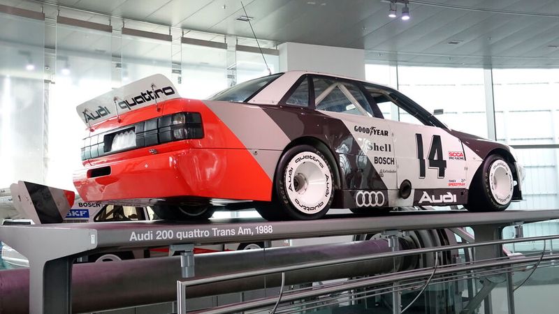 Den 200 quattro Trans-Am setzte Audi 1988 in der Trans-Am-Serie in den USA ein. Als Basis diente der Audi 200 C3. Der Turbomotor mit 2,1 Liter Hubraum leistet 375 kW/510 PS. Fahrer für die Saison 1988 waren Hurley Haywood, Hans Joachim Stuck sowie Walter Röhrl.  (Bild: Dominsky – VCG)