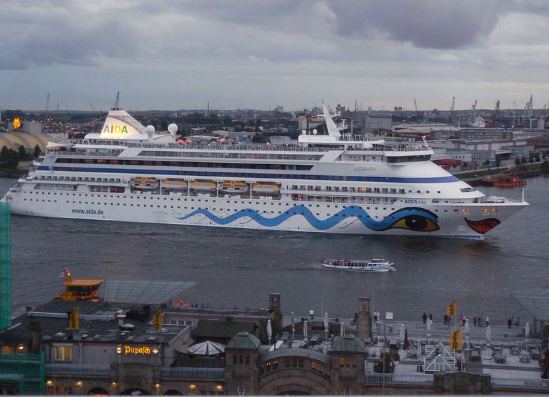 Das Kreuzfahrtschiff Aida lenkte die Gäste der MMS-Party nur kurz vom Feiern ab. (Archiv: Vogel Business Media)