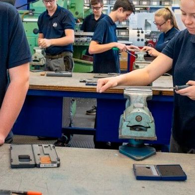 Was ist nach der Schule besser? Eine Ausbildung anfangen, wie hier? Oder lieber doch gleich ab ins Studium? Eigentlich ist es laut einer neuen Studie egal, wie man beginnt. Die Chancen – auch die beim Gehalt für Einsteiger – sind überall gut, wenn man es richtig angeht ... (Bild: P. Ollmann)