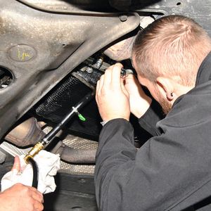 Auch in Sachen Getriebeölspülung heißt es „fummeln“. Dennoch: Wirklich schwierig ist das Einschleifen des Spülgeräts zumindest an diesem BMW nicht. Auch hier dient der Anschluss des Getriebeölkühlers als „Zapfstelle“.