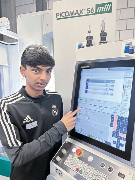 Muliarasu Dipesh, apprenti mécanicien de production CFC en première année chez Güdel AG à Langenthal : « Tout était nouveau au début. Mais je me suis vite adapté et je me sens bien ici. J'appréhendais de travailler sur les nouvelles machines au début de la formation et j'étais très prudent. Je préférais demander de l'aide au formateur une fois de trop que pas assez. J'ai pu depuis apprendre beaucoup et je maîtrise aujourd'hui la machine. » (Source : Swissmechanic)