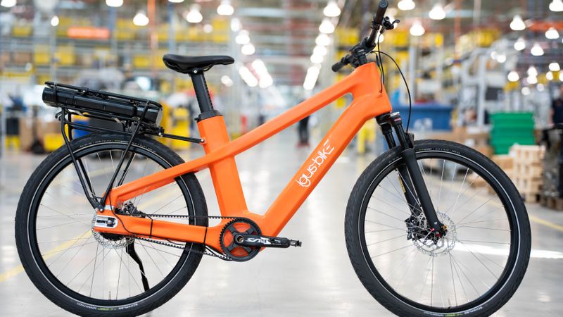 Igus hat ein wartungsfreies E-Bike entwickelt. Es besteht zu 50 Prozent aus recycelten Fischernetzen.(Bild:  Igus)