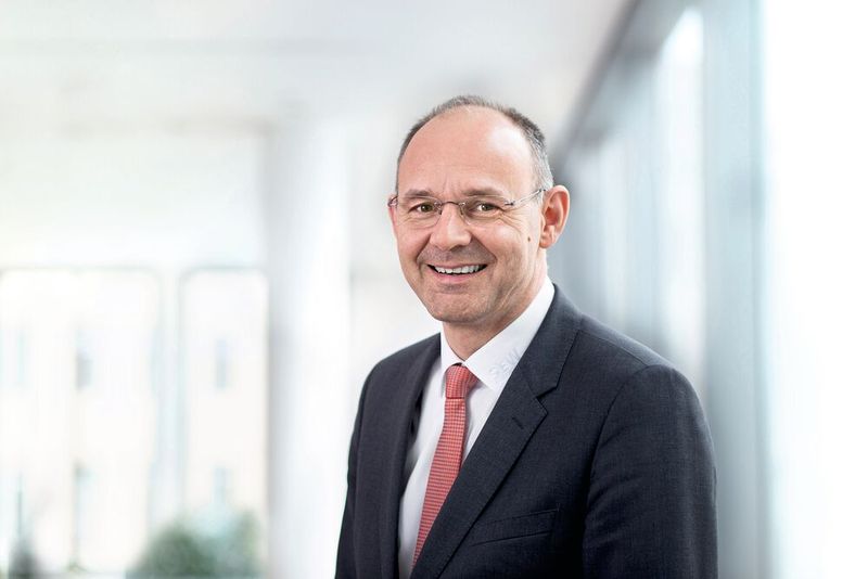 Dr. Hans Krattenmacher, Geschäftsführer Innovation Mechatronik, arbeitet seit über 20 Jahren für SEW-EURODRIVE. Er erlebte hautnah mit, wie die zu dem Zeitpunkt „ganz, ganz neue Technologie“ ihren Anfang nahm und schließlich im Feld erste Erfolgsgeschichten schrieb. (Bild: SEW-Eurodrive)