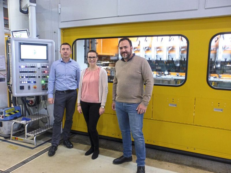 Sprechen über Backöfen und Pressen: Günther Strohhammer (links), Sascha Radloff (beide BSH) und Frauke Finus, leitende Redakteurin Blechnet. (VCG/Finus)