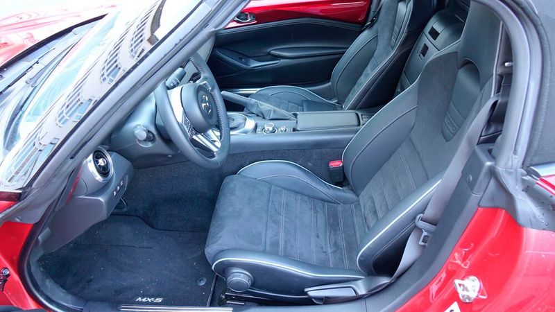 7. Der Innenraum: „Passt wie ein Turnschuh“, könnte man sagen – doch angesichts der Abmaße des Autors (knapp 1,90 Meter) ist das Platzangebot des Zweisitzers akzeptabel. Die Sitze verkneifen sich übertriebene Sportlichkeit und nehmen auch langen Strecken den Schrecken. Allerdings mangelt es an … (Bild: Rosenow – »kfz-betrieb«)