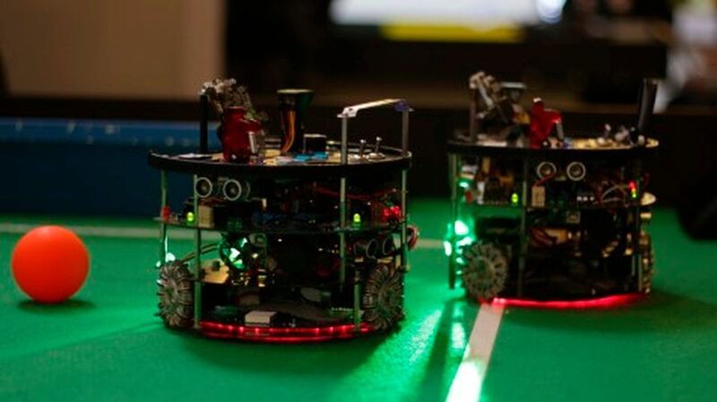 Iceberg Robots – RoboCup (Stand: 113): Unsere Roboter spielen auf einem kleinen Feld Fußball. Wir sind ein Team des RoboCup Juniors in der Kategorie Soccer.
 (Iceberg Robots/ Lorenz Hufe)