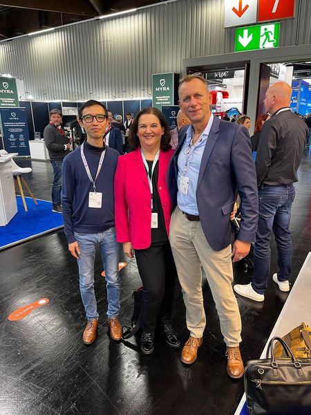 Lilli Kos, IT-BUSINESS, mit Kenneth Tan und Klaus Schäfer, Sardina. (Bild: Vogel IT-Medien GmbH)