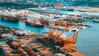 Durch den Einsatz von maschinellem Lernen könnten Disponenten im Umfeld von Hafenterminals bei ihren Entscheidungen unterstützt werden.  (gemeinfrei)