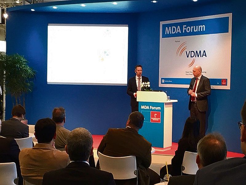 Dr. Ralph Lässig (r.) und Sebastian Feldmann stellten die vom VDMA und von der Deutschen Messe initiierte Studie „Predictive Maintenance“ vor. (Bild: Synek/VDMA)