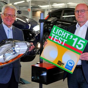 Lichttest im Ländle: Harry Brambach (li.), Präsident Kfz-Gewerbe Baden-Württemberg, und Winfried Hermann, Verkehrsminister Baden-Württemberg.