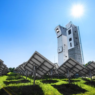 Solartürme im Versuchsbetrieb. In Jülich betreibt der DLR eine in Europa einzigartige Großforschungsanlage für solare Bestrahlungstests.
 (Bild: DLR)