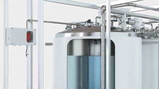 Konduktive Füllstandüberwachung mit mehreren Elektrodensonden und einem Relais der Reihe FV56 zur Steuerung einer Behälterbefüllung. (Bild: IPF Electronic GmbH)