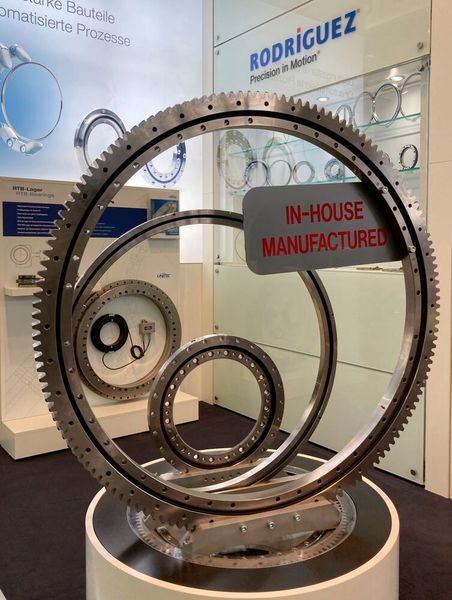 Rodriguez zeigte Lineartechnik und Fertigungskompetenz für Lager mit bis zu sechs Meter Durchmesser (über ein Partnernunternehmen) beziehungsweise bis zu 1,6 Meter im eigenen Werk in Eschweiler. Die Firma entwickelt sich aktuell vom reinen Komponentenhersteller zum Anbieter für kundenspezifische Problemlösungen, bei denen sie neben der Produktion auch Montage, Logistik und so weiter leistet.  (Bild: dm)
