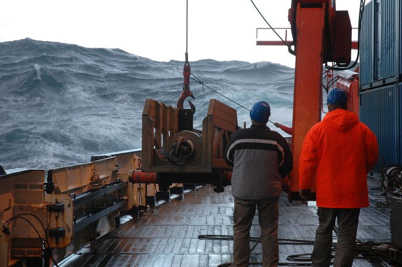 Arbeiten an Deck im rauen Südozean. (Bild: Marcelo Arevalo, Alfred-Wegener-Institut)