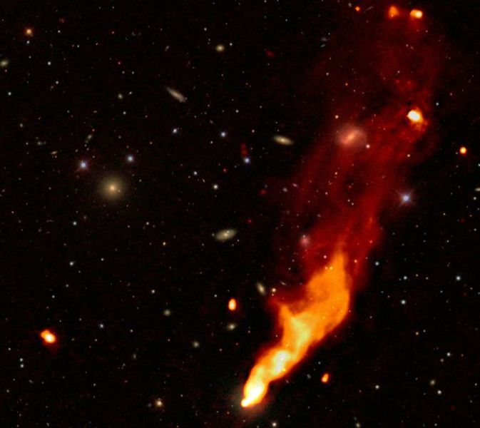10: Eine Head-Tail-Radiogalaxie, eine von vielen, die in den LOFAR-surveys gefunden wurden. Hier kreuzt eine normale Radiogalaxie das heiße Medium eines Galaxienhaufens und zieht dabei eine leuchtende Spur hinter sich, die mit dem Radioteleskop detekteiert werden konnte. (Cyril Tasse and the LOFAR surveys team / CC BY 3.0)