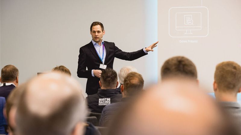 Wie ein Business Development Center (BDC) alle Kommunikationskanäle intelligent bündelt und die Erreichbarkeit des Betriebs gezielt verbessert, das lernten die Teilnehmer bei Philipp Kranich, Autohaus-Experte bei The Retail Performance Company. (Stefan Bausewein)