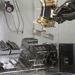 Der Drehtisch von pL Lehmann ist mit Spanntechnik vom Projektpartner hemo ausgestattet. Für die 6-Seiten-Komplettbearbeitung sind die zwei Schraubstöcke auf der Brücke entscheidend, von denen einer um 90 Grad gedreht werden kann. Ebenfalls wichtig: Die Drehdurchführungen sind komplett innengeführt, was das System sehr prozesssicher macht. (Bild:  pL Lehmann)