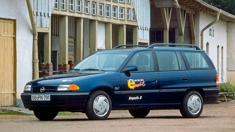 Den Antrieb des Astra Impuls II lieferte die General-Motors-Studie Impact, die 1990 als kleines E-Sportcoupé für Aufsehen sorgte. 32 Blei-Säure-Batterien brachten in Verbindung mit zwei Drehstrom-Asynchron-Motoren den Kombi voran. Das reichte für eine Höchstgeschwindigkeit von 120 km/h und eine Reichweite von rund 70 km.  (Bild: Opel GmbH)