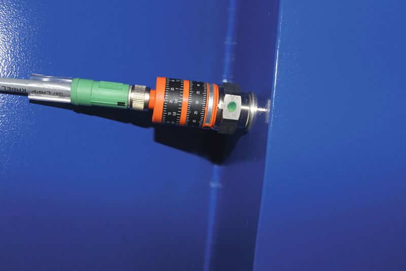 Bild 2: Der Schwingungswächter ist direkt in das Gehäuse geschraubt und überwacht dort die Vibrationen. (Bild: IFM)