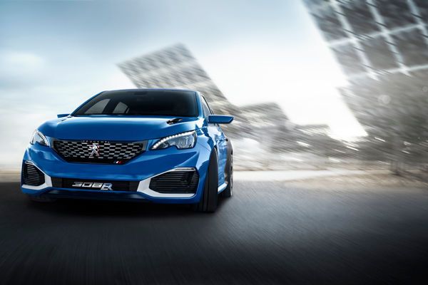 Der PEUGEOT 308 R HYbrid: Der Plug-in-Hybrid mit einer Leistung von 500 PS – 270 PS liefert der 1,6-Liter-THP-Verbrennungsmotor, die beiden E-Maschinen an Vorder- und Hinterachse jeweils 115 PS – hat ein maximales Drehmoment von 730 Nm. Den Sprint von null auf 100 km/h legt er in vier Sekunden zurück. (Bild: Peugeot)